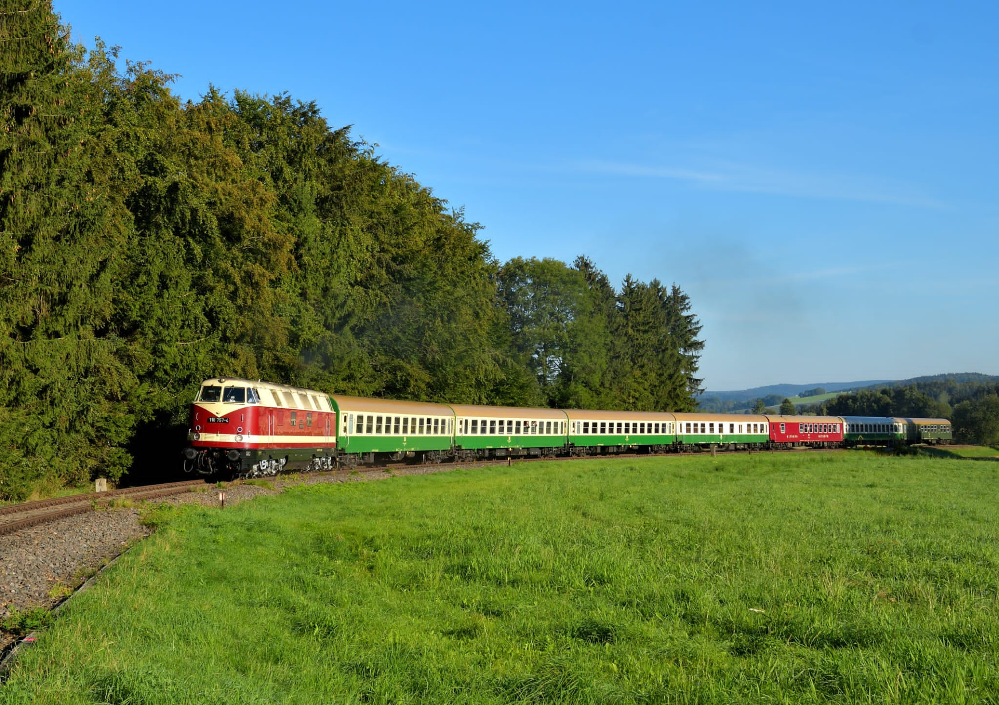 Mit dem historischen Eil-Zug an die frühlingshafte Müritz nach Waren